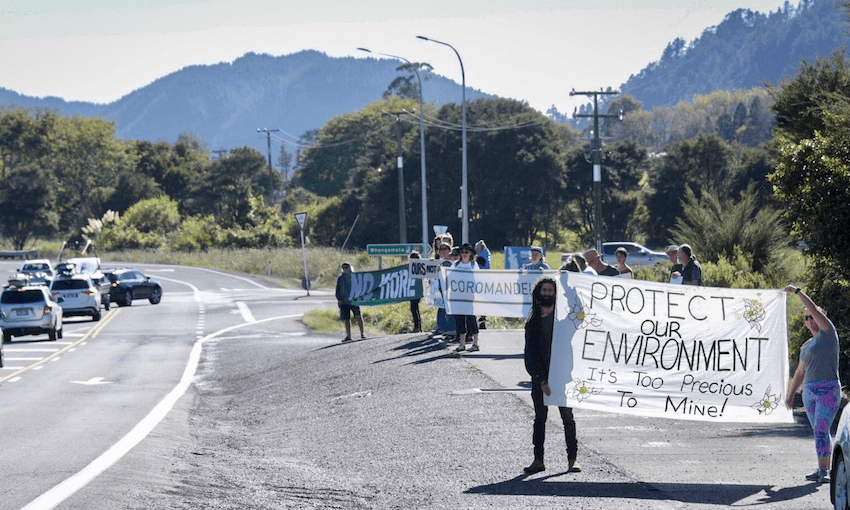 Good Friday’s protest at the Tairua/Whangamatā Junction on the Kopu-Hikuai Road (Photo: Ken Hansen) 
