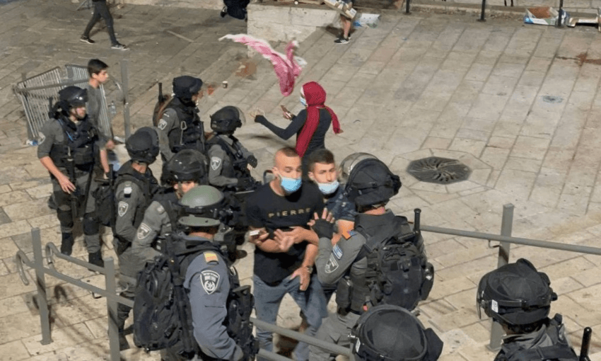 Israeli police officers making an arrest in East Jerusalem on May 10 (Mostafa Alkharouf/Anadolu Agency via Getty Images) 
