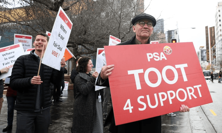 Public service association members on a picket line in Auckland, 2018 (Fiona Goodall/Getty Images) 
