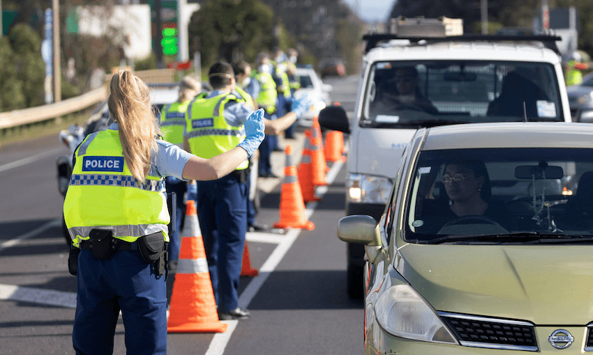 Police stop cars at a checkpoint during the Auckland Covid-19 outbreak in 2020 (Photo: Brendon O’Hagan/Bloomberg) 
