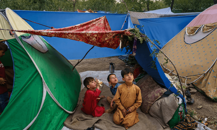 Children look at passing aircraft from a makeshift camp near Kabul airport for Afghans fleeing the Taliban, August 14, 2021. (Photo: MARCUS YAM / LOS ANGELES TIMES) 
