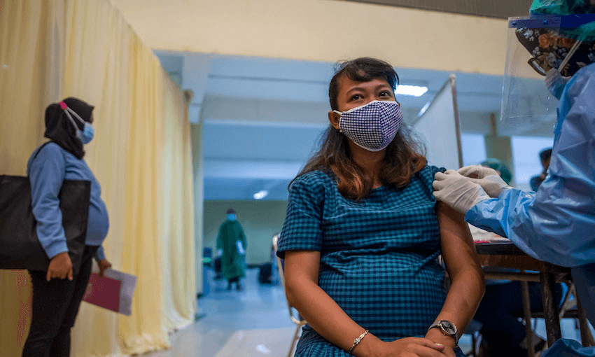 A pregnant woman is vaccinated against Covid-19 in Indonesia on August 19 (Photo: JUNI KRISWANTO/AFP via Getty Images) 
