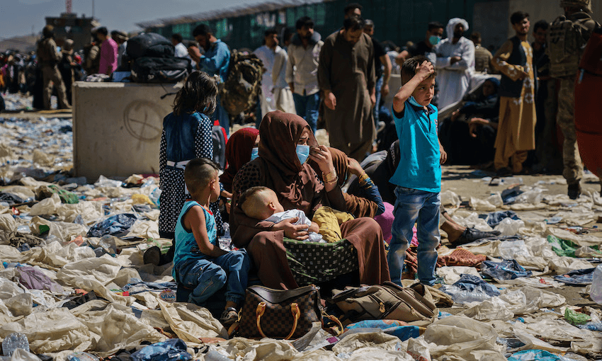 A woman and her children sit amid debris as they wait in hope of being evacuated from Kabul on August 25 (Photo: MARCUS YAM/LOS ANGELES TIMES/Getty Images 
