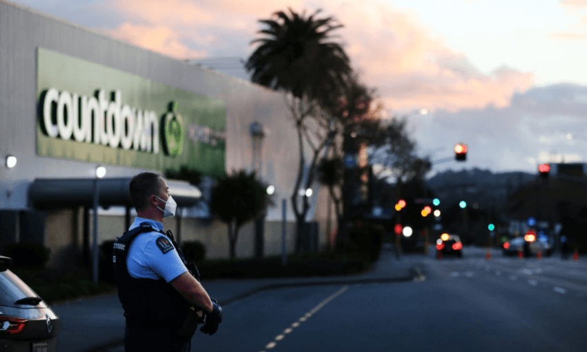 A Police officer stands guard at the Countdown LynnMall after the knife attack that left seven injured. (Photo by Fiona Goodall/Getty Images) 
