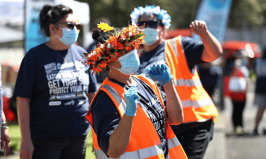 Staff and volunteers entertain people at Auckland’s Beach Haven vaccination centre, run by The Fono, on Super Saturday (Photo: Fiona Goodall/Getty Images) 
