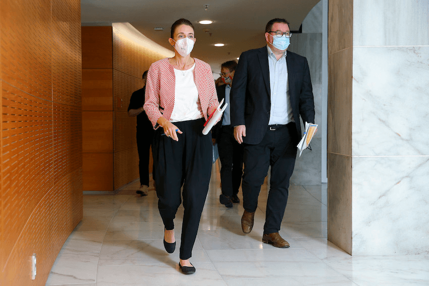 Jacinda Ardern wore a respirator mask to announce the move to the red setting on Sunday (Photo: Hagen Hopkins/Getty Images) 
