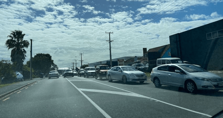 A queue of cars outside Gull on Marua Road in Ellerslie (Photo: Stewart Sowman-Lund) 
