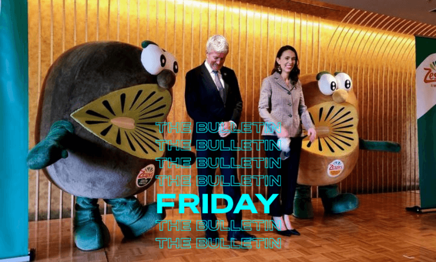 Jacinda Ardern and Damien O’Connor pose with kiwifruit mascots (Image: RNZ / Craig McCulloch) 
