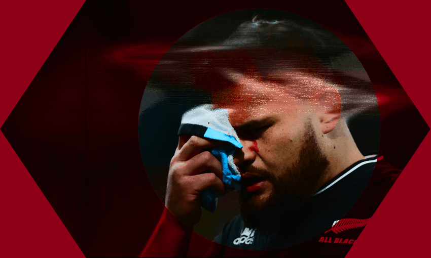 Angus Ta’avao recovers from his clash with Ireland player Garry Ringrose. (Photo: Getty / Treatment: Tina Tiller) 
