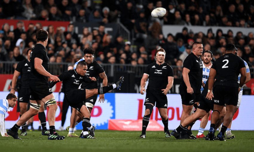 The All Blacks’ Aaron Smith kicks the ball during their test against the Argentinian Pumas in Christchurch, July 27, 2022. (Photo: Joe Allison/Getty Images) 
