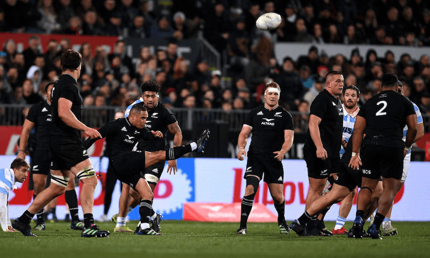 The All Blacks’ Aaron Smith kicks the ball during their test against the Argentinian Pumas in Christchurch, July 27, 2022. (Photo: Joe Allison/Getty Images)