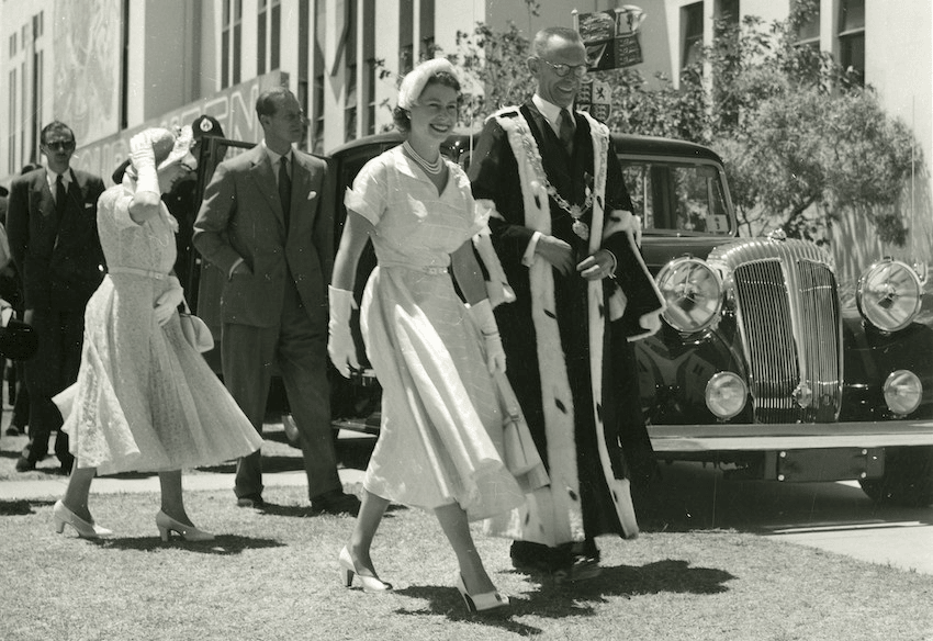 HM Queen Elizabeth II & Mayor Harry Barker, Gisborne, January 6 1954 (Photo: Archives NZ / Ref: AAQT 6538 W3537 box 1 (R21434655) / CC BY 2.0) 
