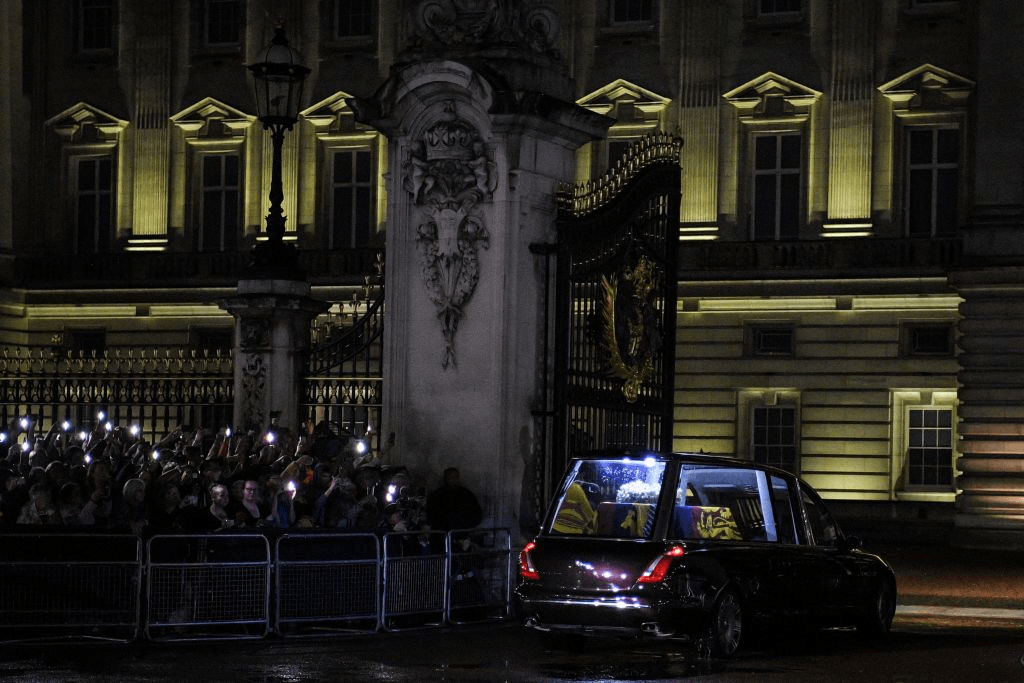 The coffin of Queen Elizabeth II in the Royal Hearse is driven past Marble Arch towards Buckingham Palace 
(Photo by CARL DE SOUZA / AFP) (Photo by CARL DE SOUZA/AFP via Getty Images) 
