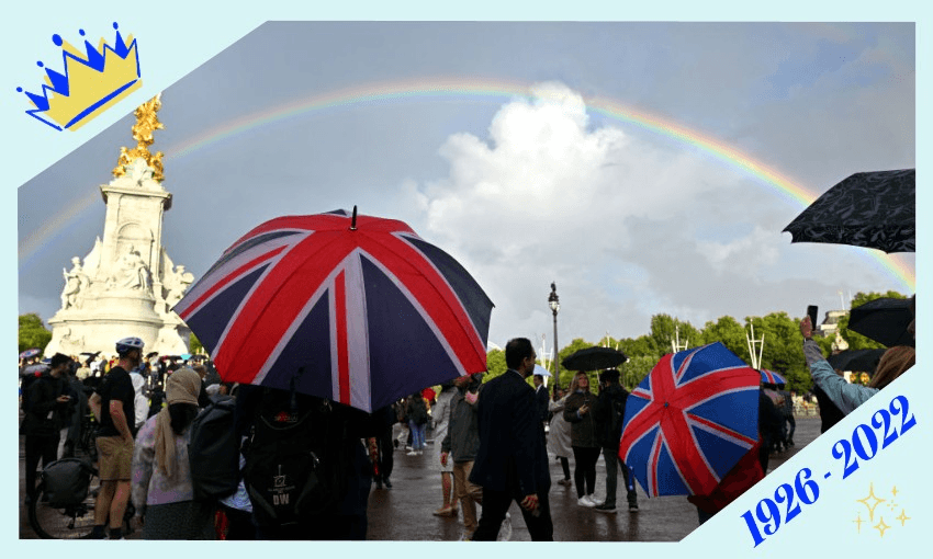 People gather outside Buckingham Palace shortly before the queen’s death (Image: Samir Hussein/WireImage) 
