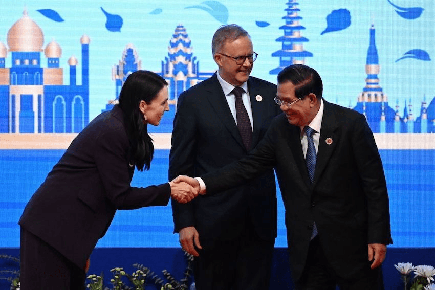 Jacinda Ardern hakes hands with Cambodia’s prime minister Hun Sen (R) next to Australia’s prime minister Anthony Albanese (Photo by TANG CHHIN SOTHY/AFP via Getty Images) 
