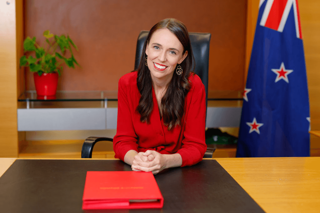 Jacinda Ardern poses for one last photo in the prime minister’s office (Photo by Hagen Hopkins/Getty Images) 
