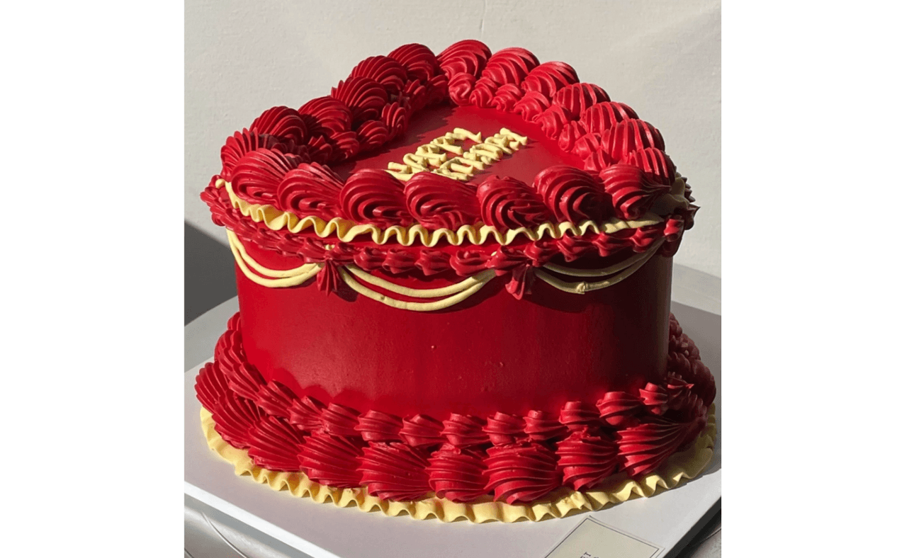 A red and yellow vintage-style cake by Zi.