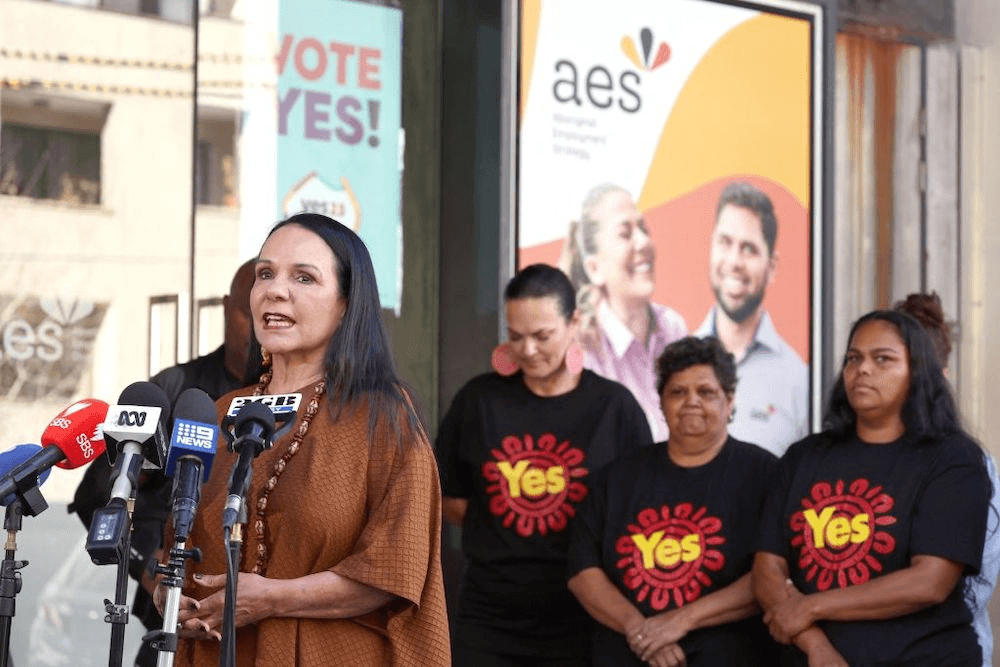 Indigenous Australians minister Linda Burney and a team of yes campaigners one day before the referendum. 