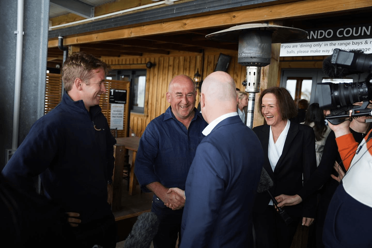 Christopher Luxon (Centre) greets a supporter alongside Suze Redmayne 