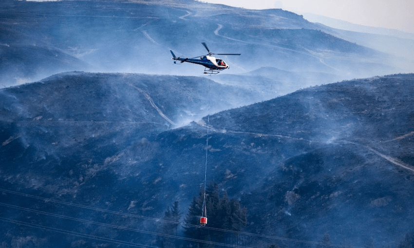 A helicopter works to extinguish the fire at the Port Hills on February 14 (Photo: Joe Allison/Getty Images) 

