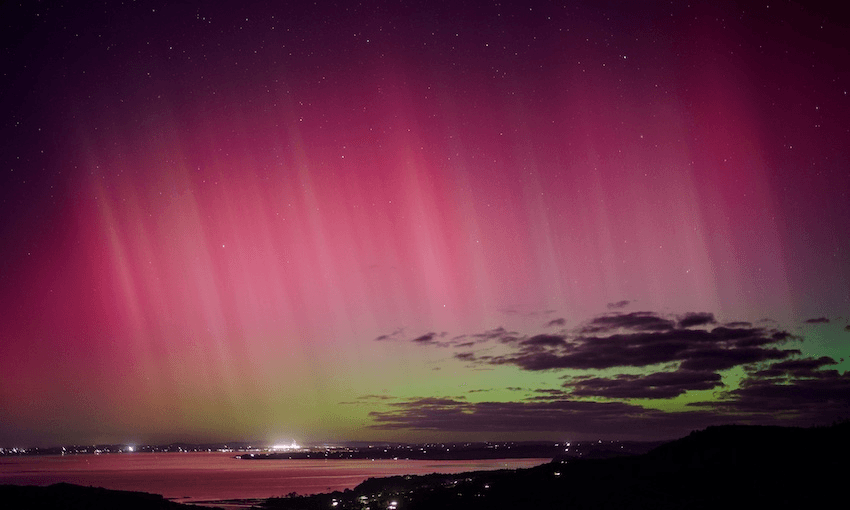 Aurora Australis, as viewed from Waitakere (Photo: Ben Gracewood, who has no need for this article) 
