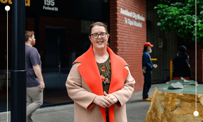 Helen Robinson 
outside the Auckland 
City Mission Te Tāpui 
Atawhai. (Photo: Jinki Cambronero). 
