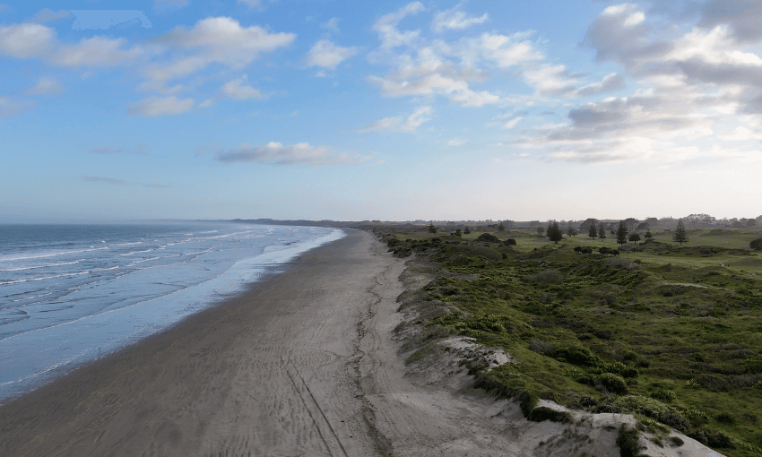 Te Oneroa-a-Tōhe looking north. The ocean is on the left, sand in the middle and dunes and plants on the right.