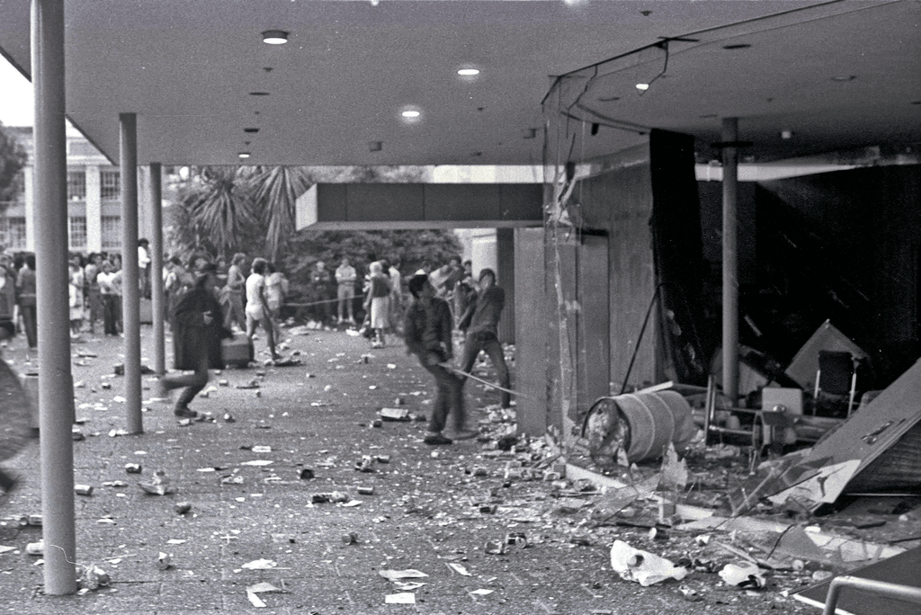 Booze, brawls, batons and blood: The Queen Street riot, 40 years on ...