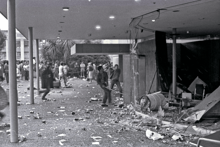 Booze, brawls, batons and blood: The Queen Street riot, 40 years on ...