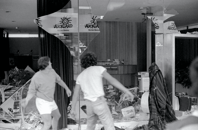 Booze, brawls, batons and blood: The Queen Street riot, 40 years on ...