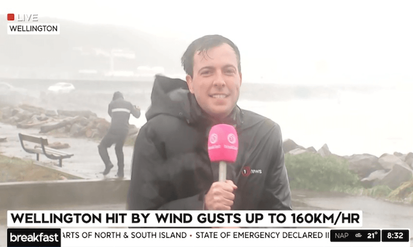 Two brave Wellingtonians and the wind (Screengrab: TVNZ) 
