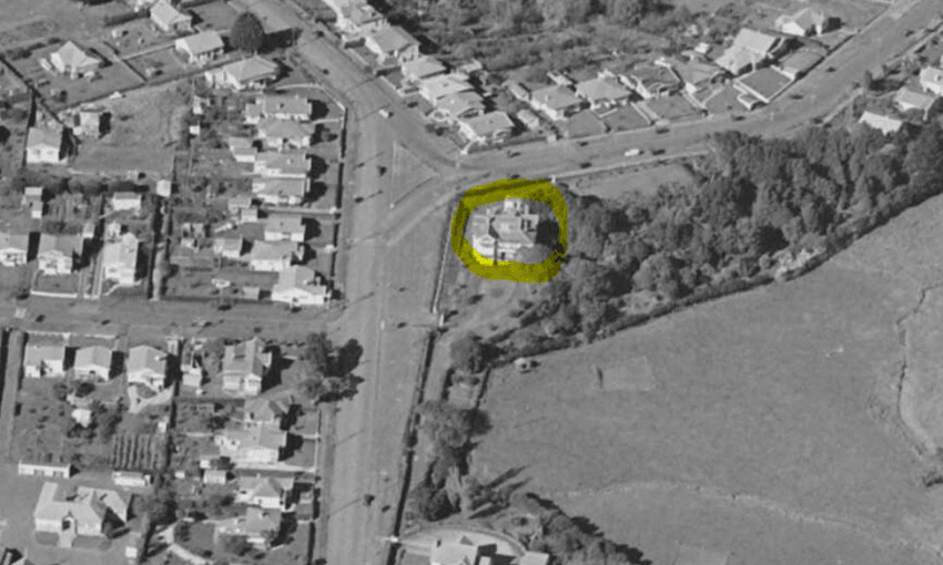 A black and white aerial view of land with some green space and some houses. One large house is circled with highlighter. This is Penman House. 