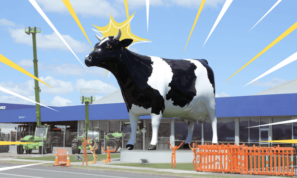 A typical reaction to the Morrinsville Megacow. (Photo: Lynn Grieveson) 
