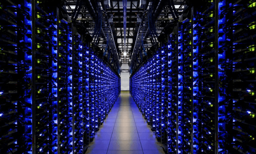 A row of servers in Google’s data centre in Douglas County, Georgia, in the US. (Photo: UNU-INWEH Google Gallery) 
