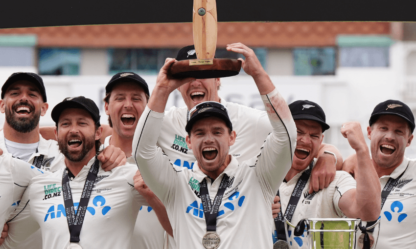 New Zealand captain Tom Latham lifts the Crowe-Thorpe Trophy (Photo: Getty Images) 
