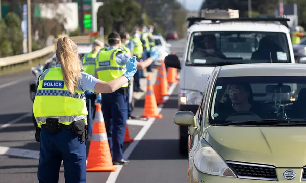 Police stop cars at a checkpoint during the Auckland Covid-19 outbreak in 2020 (Photo: Brendon O'Hagan/Bloomberg)