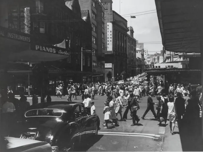 Cars and pedestrians in Shortland Street in Auckland CBD in 1965.
