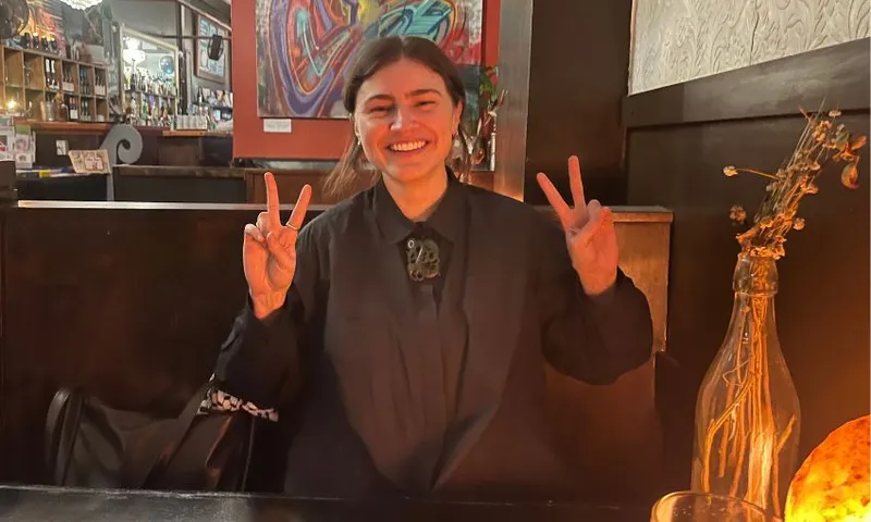 Chlöe Swarbrick throws up some peace signs. (Photo: Lyric Waiwiri-Smith)