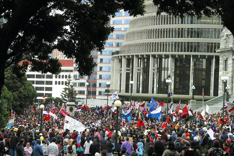 An estimated 10,000 plus crowd of Maori