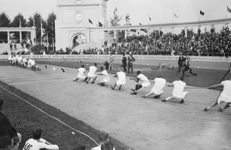England Beats USA in Tug of War