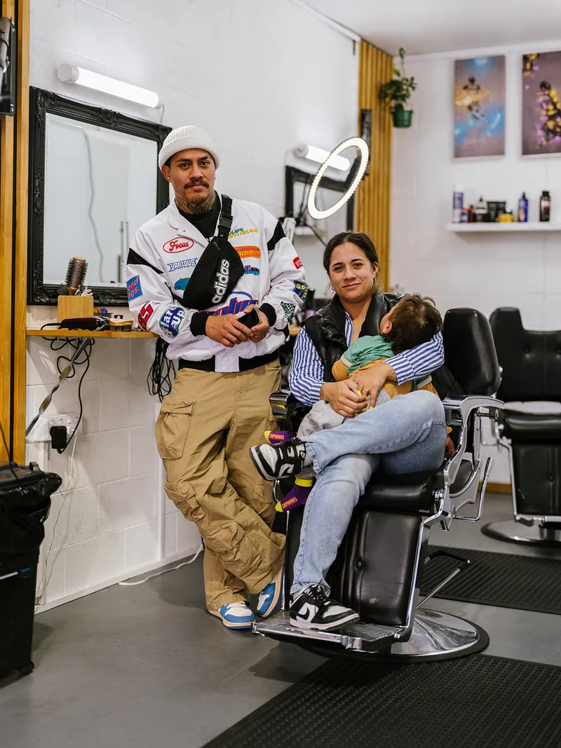 Ken the barber, Ken the barber, Kenichi Aperila (Photo: Geoffery Matautia).