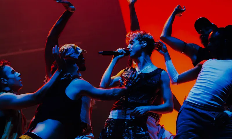 troyedancers.jpg