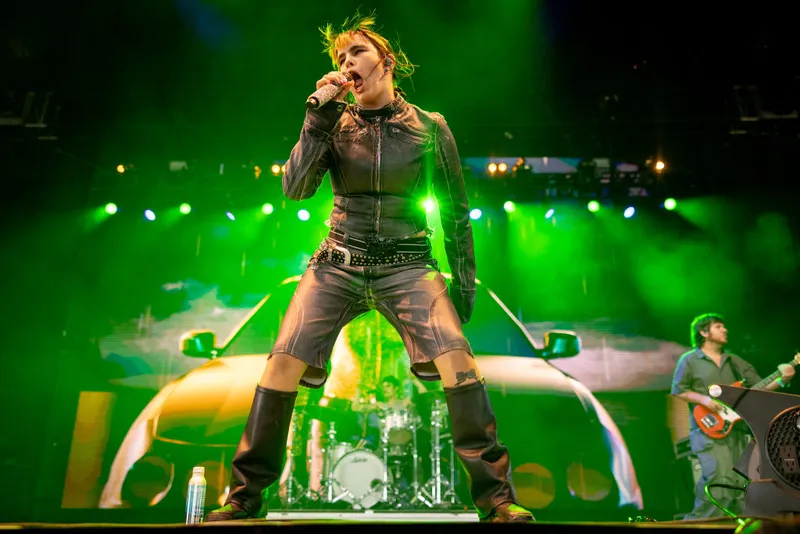 Benee performs at coachella.