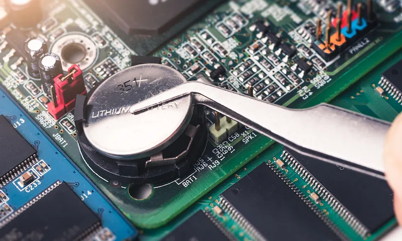 a green circuit board/computer guts with a battery being placed inside. this description is being written by soumeone who could know tell you what a graphics card is even if you put them at gunpoint, so it is not very helpful
