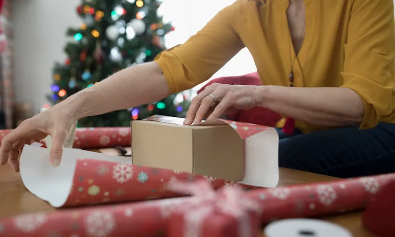 wiman wrapping christmas presents