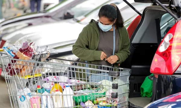supermarket shopper wearing mask Auckland getty