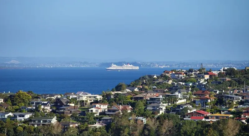 New Zealand's Cities &amp; Landmarks