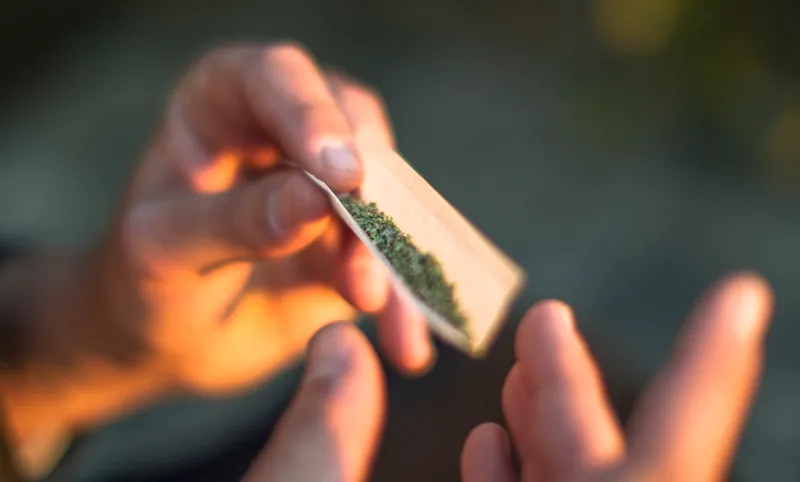 Step by step on rolling a joint.