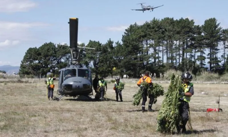eight_col__Op_Jasmin_-_unloading_shot_xx (1)