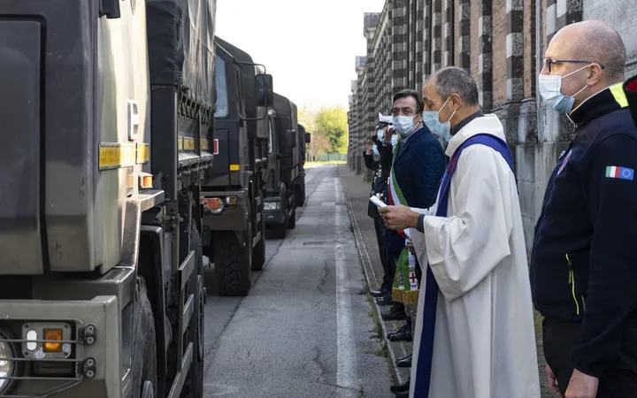 Mayor Sergio Giordani, the commissioner Cristina Piva and members of the police Fabio Bui as 25 dead bodies arrive in Padua. The town of Bergamo, no longer able to manage Covid-19 deaths, required the intervention of the army. The dead were sorted and transported throughout Italy for cremation.